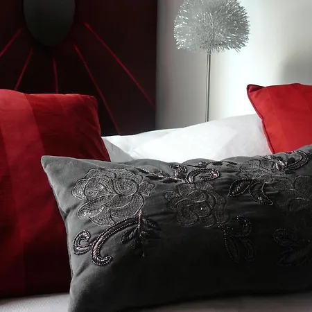Chambres D'hotes La Cecile Bed & Breakfast 3*