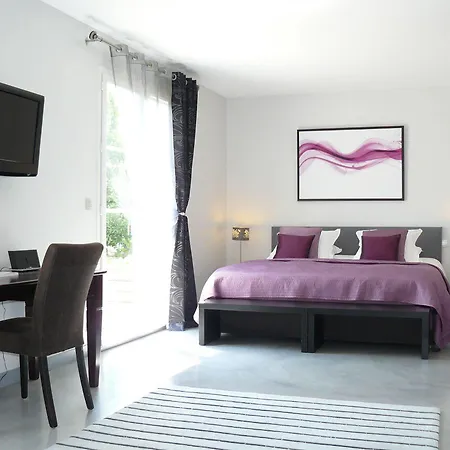 Chambres D'hotes La Cecile Bed & Breakfast 3*